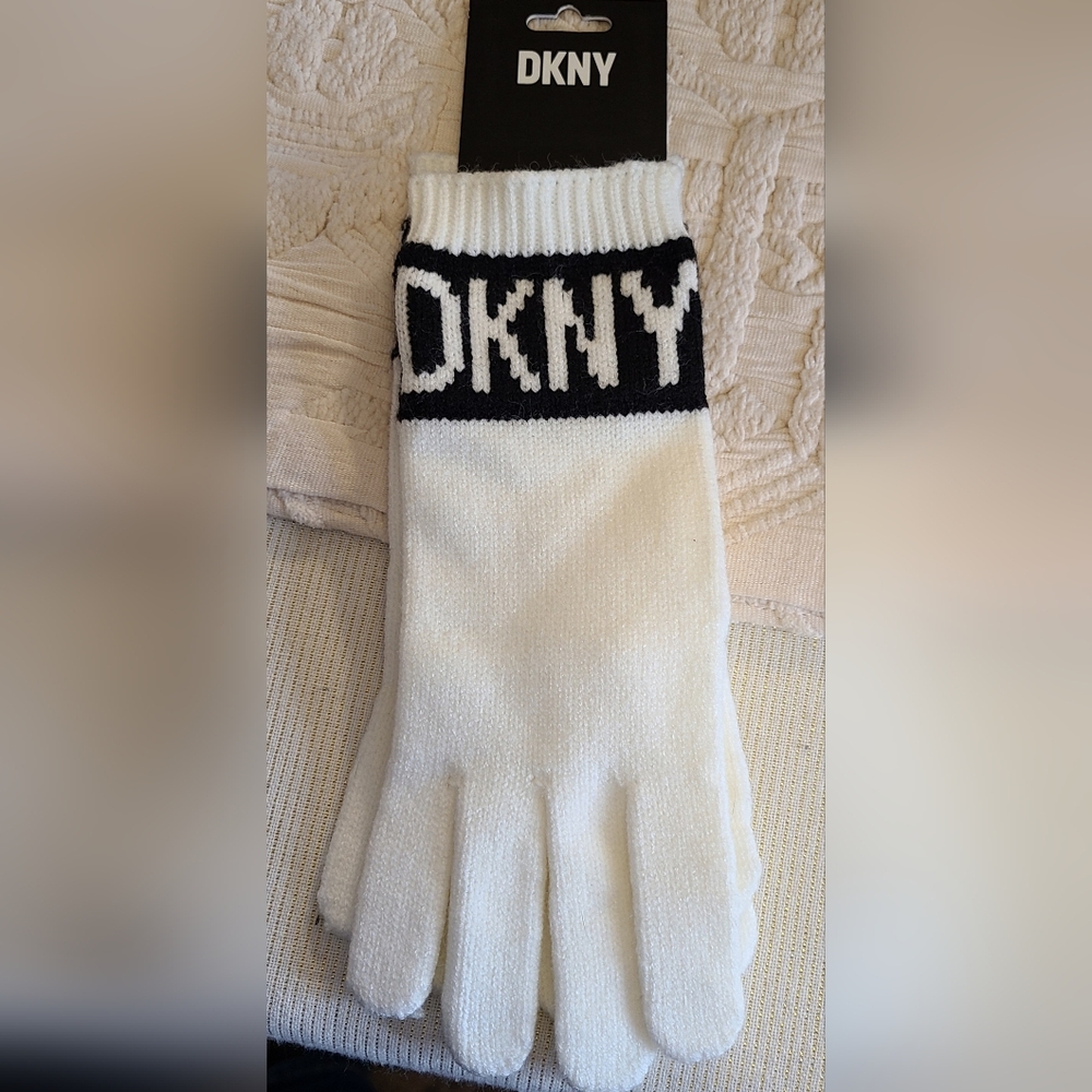DKNY Cream Black Logo Branded Cozy Stretchy Casual Knit Sweater Gloves One Size